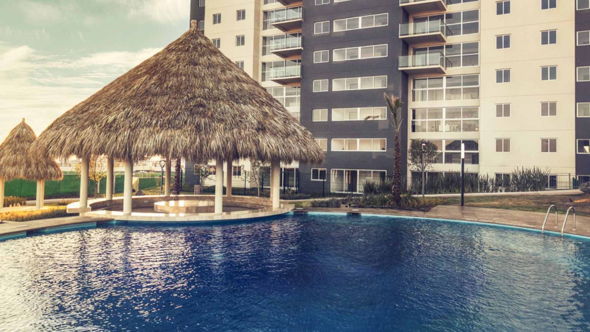 Alberca del edificio Natuur Towers con palapa y vista al desarrollo
