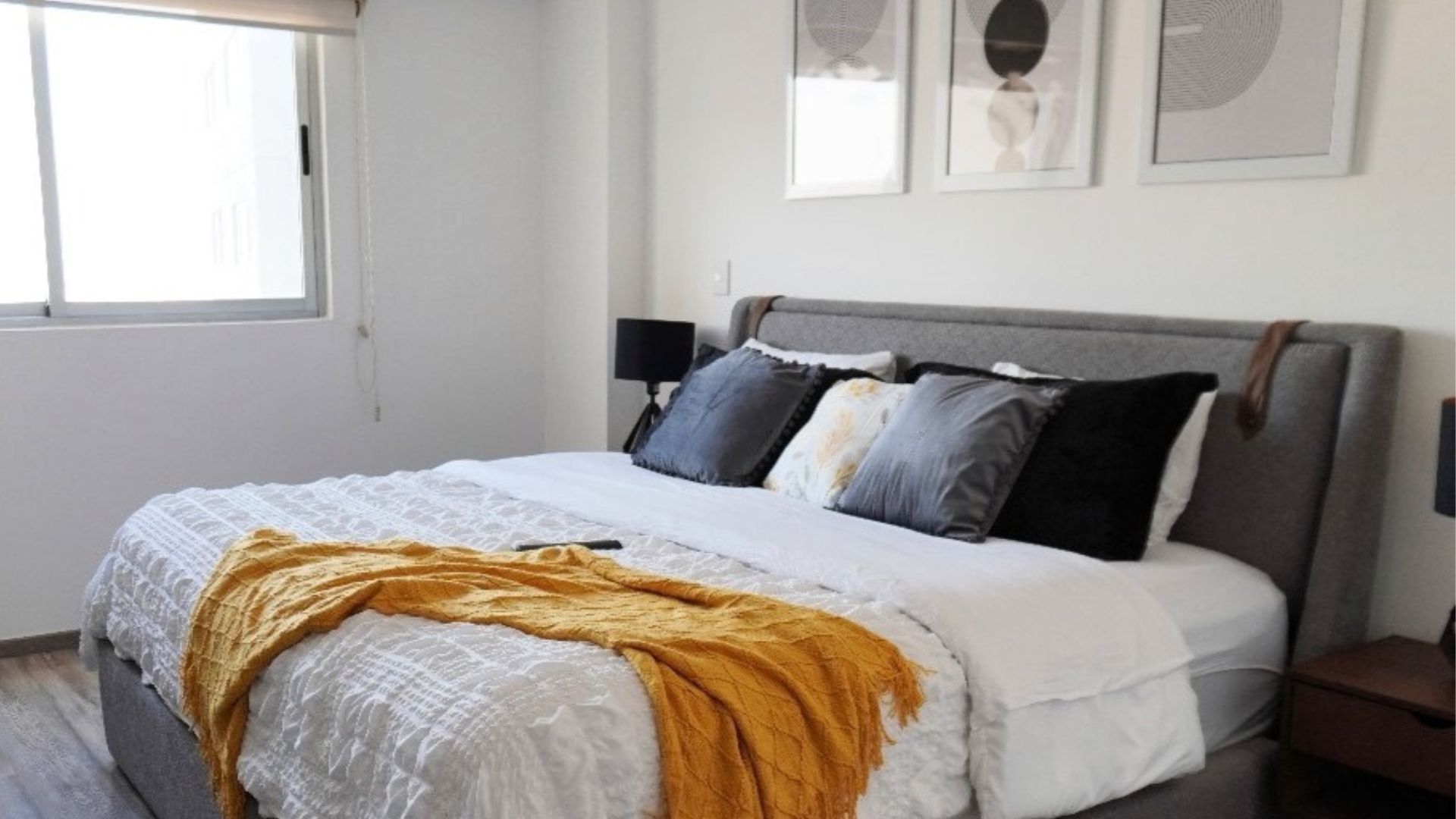 Recámara principal con cama king y decoración cálida