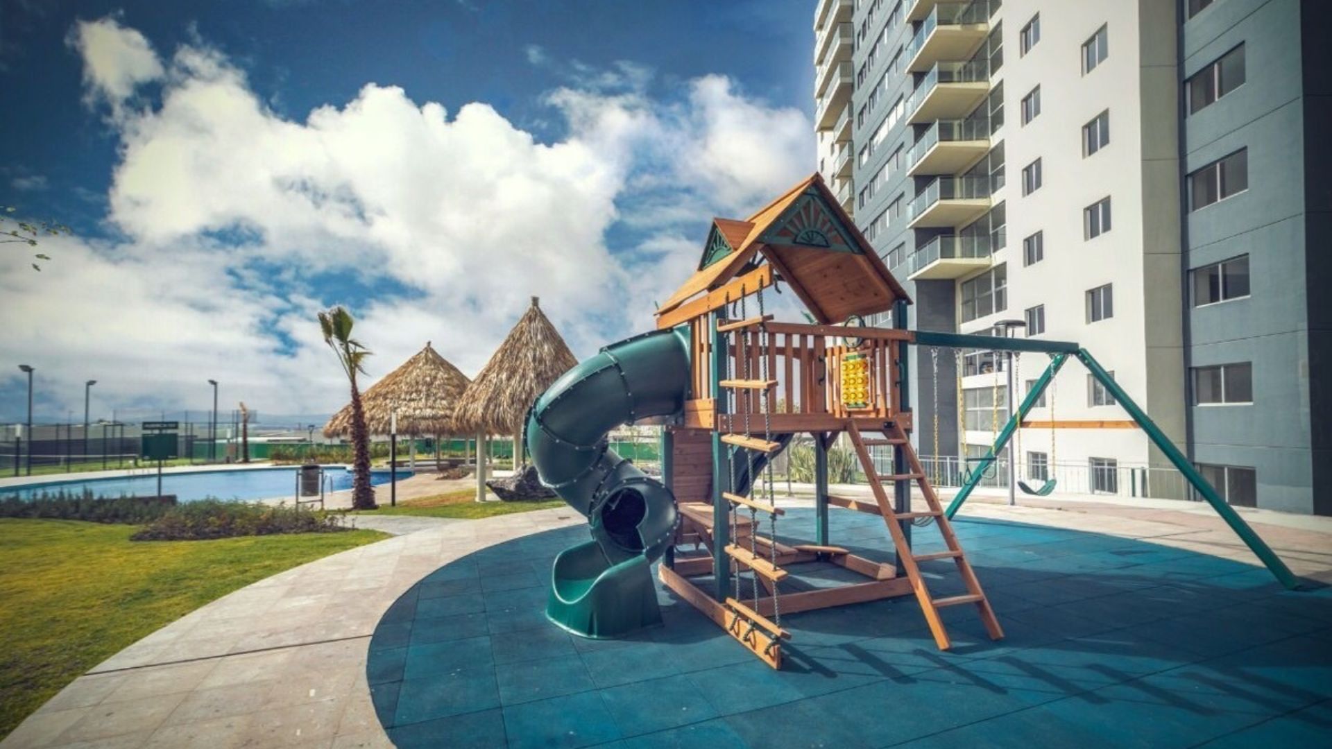 Juegos infantiles al aire libre dentro del edificio