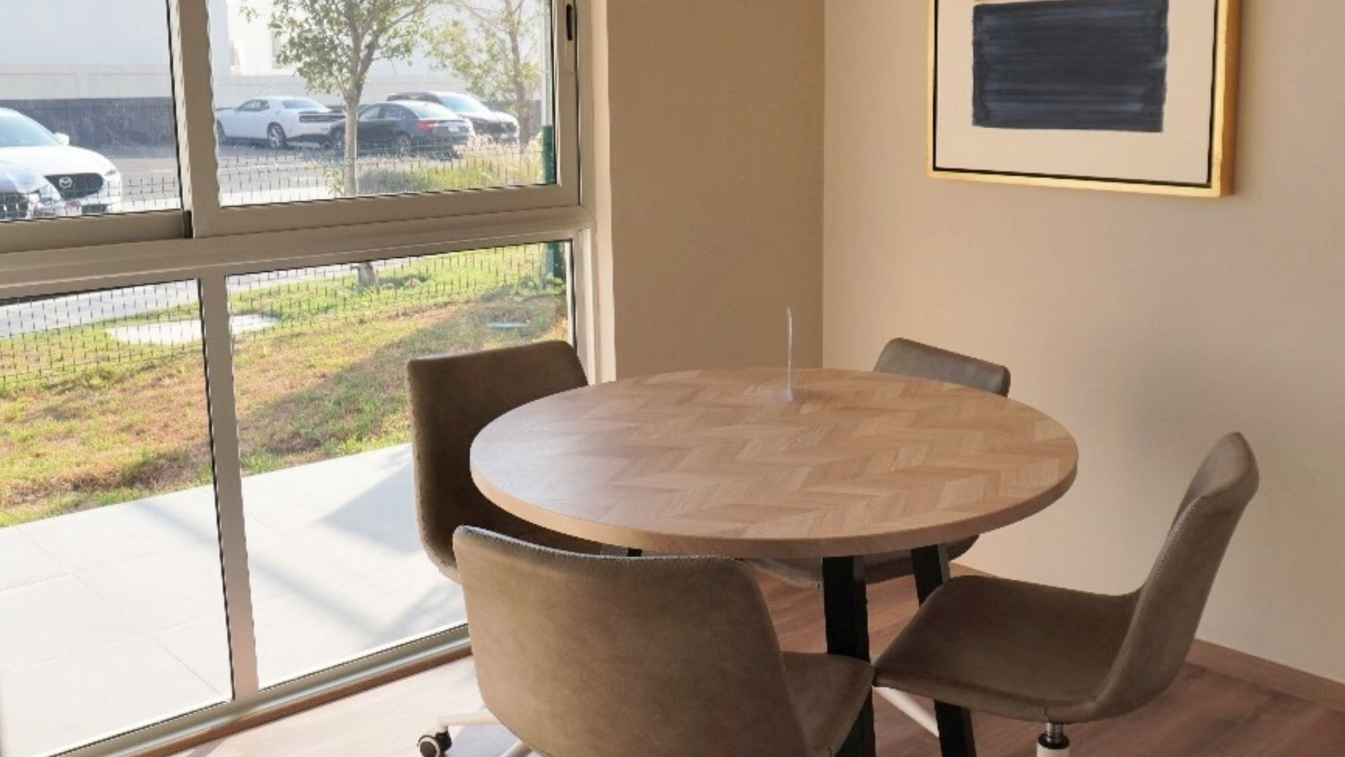 Sala de juntas privada del cowork con mesa grande y pantalla
