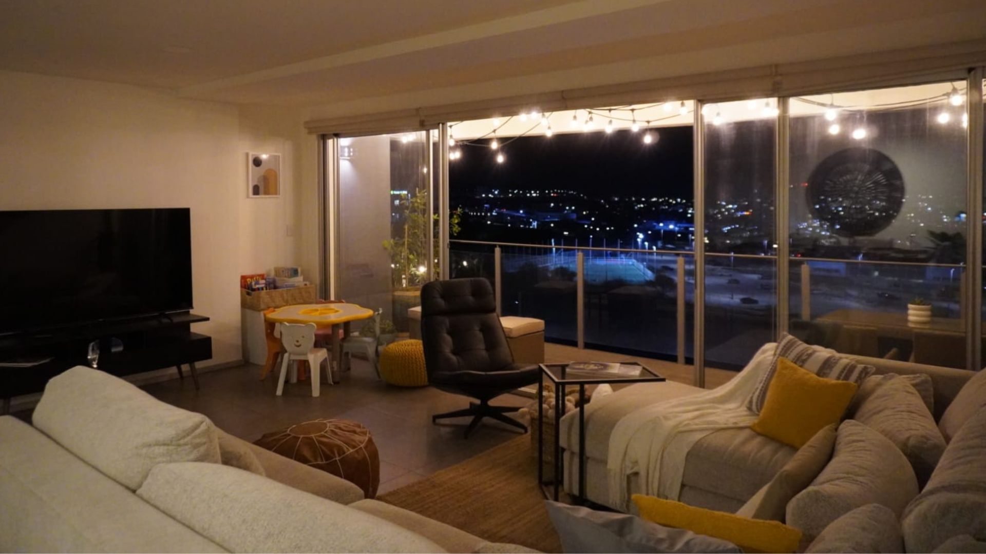 Sala y terraza del PH con vista panorámica y zona infantil