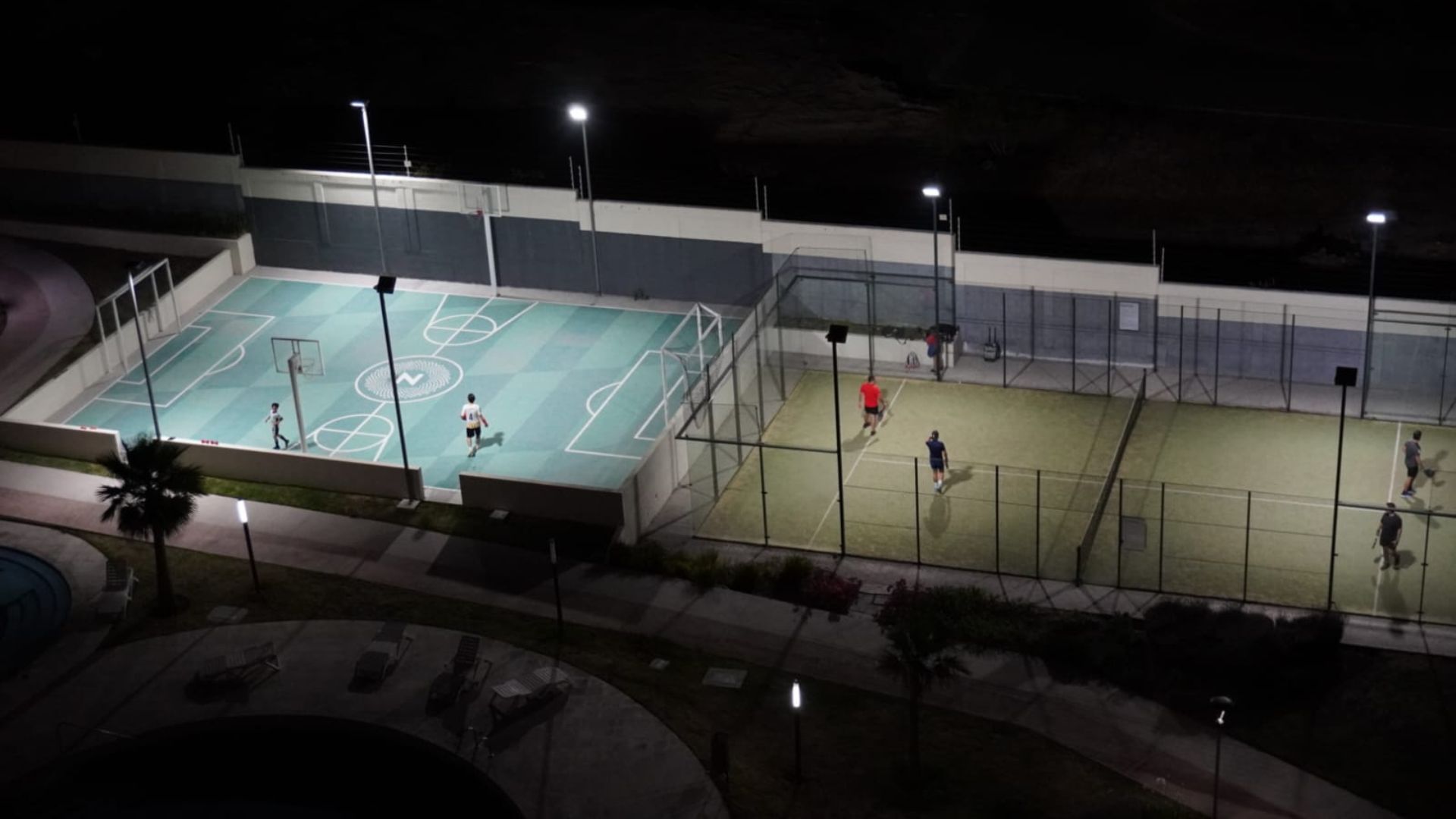 Canchas de fútbol, básquet y pádel iluminadas de noche